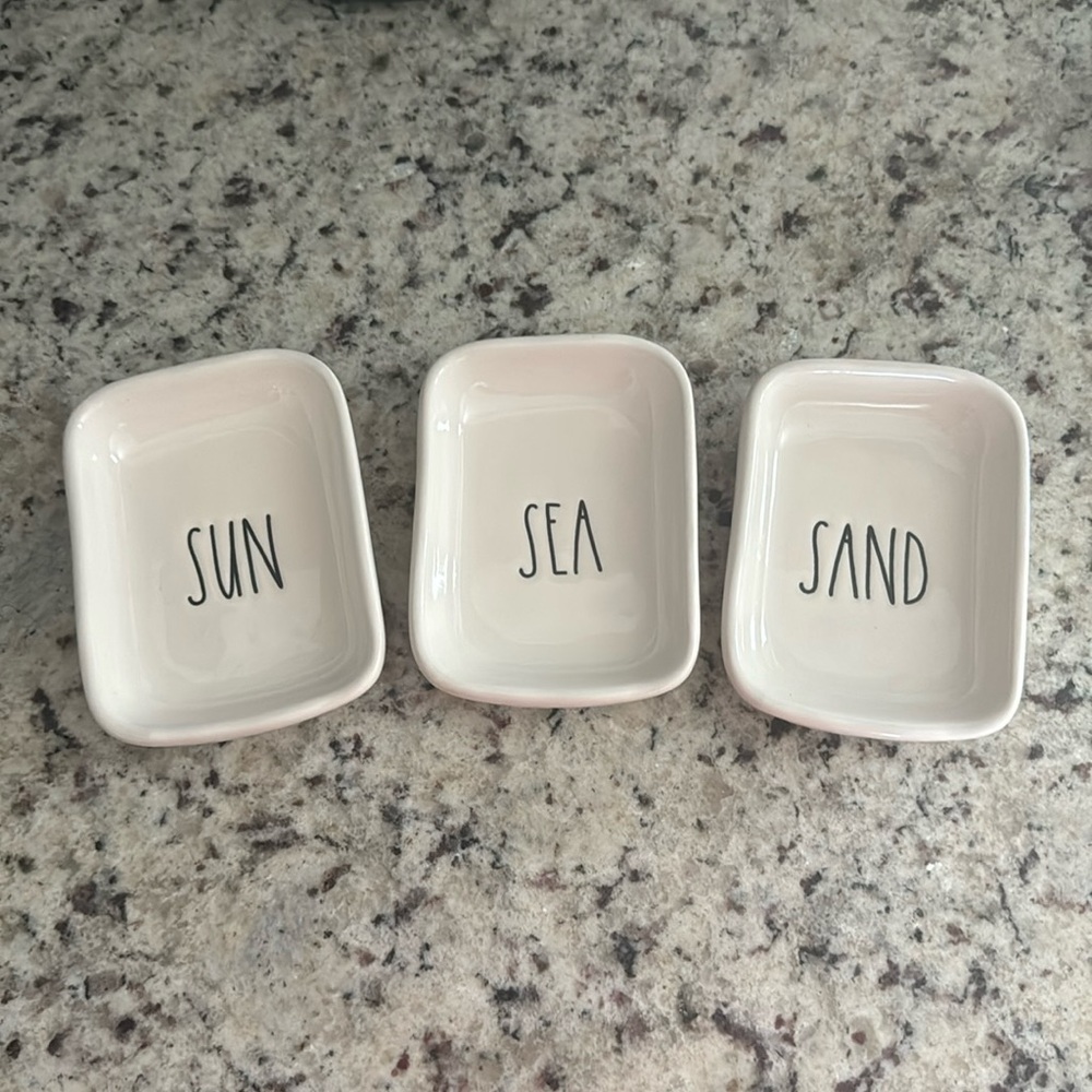 Rae Dunn 3 pieces small trays